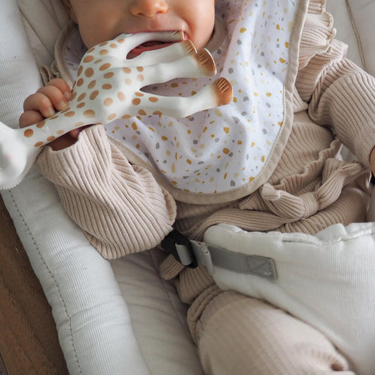 Bavoir bébé : à chaque âge ses spécificités