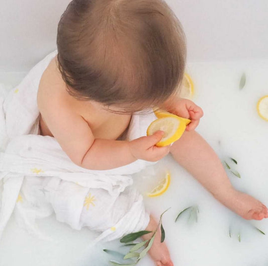 Bain enveloppé dans un lange pour rassurer bébé