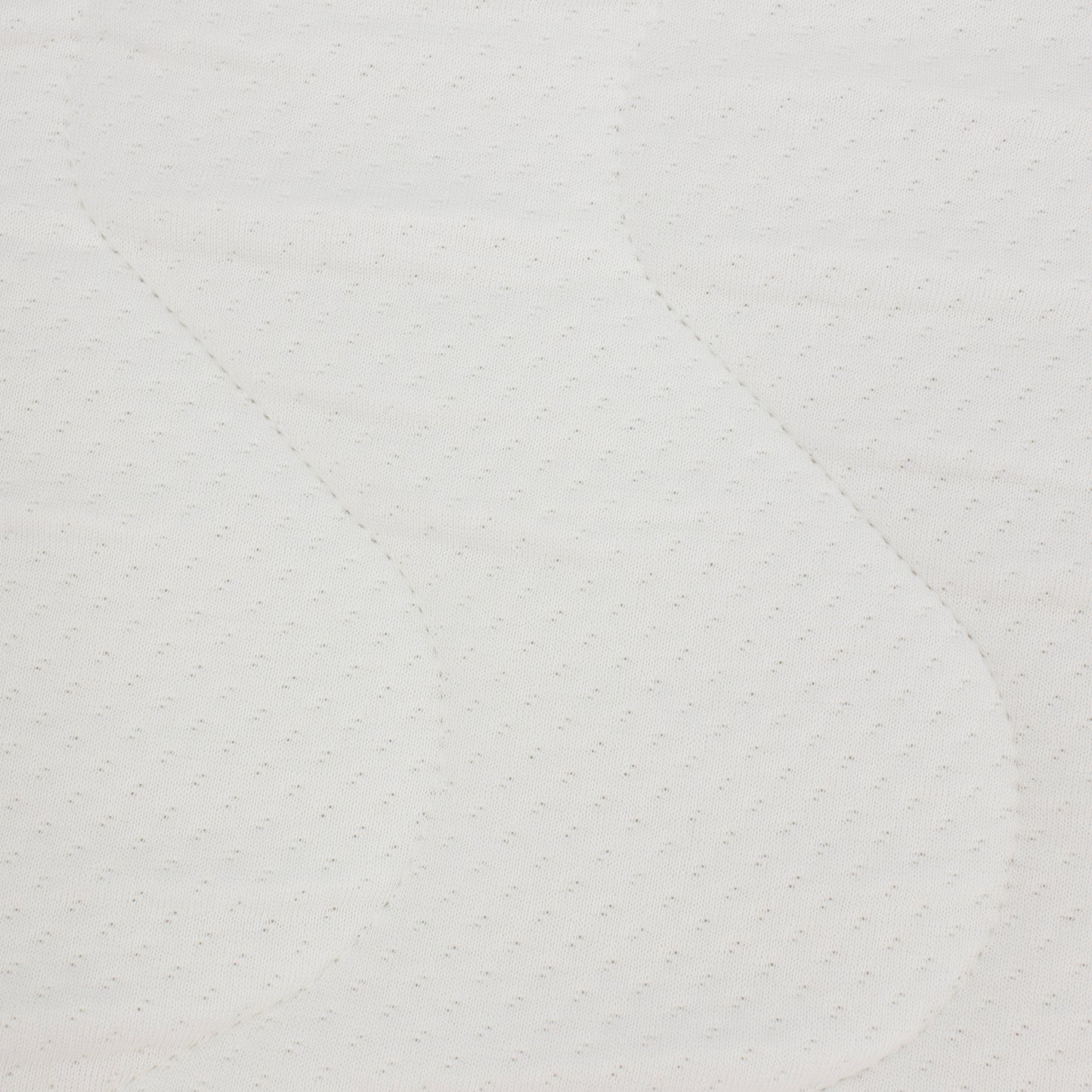 Gros plan de la housse matelas bébé maxi confort 70x140cm 10 cm