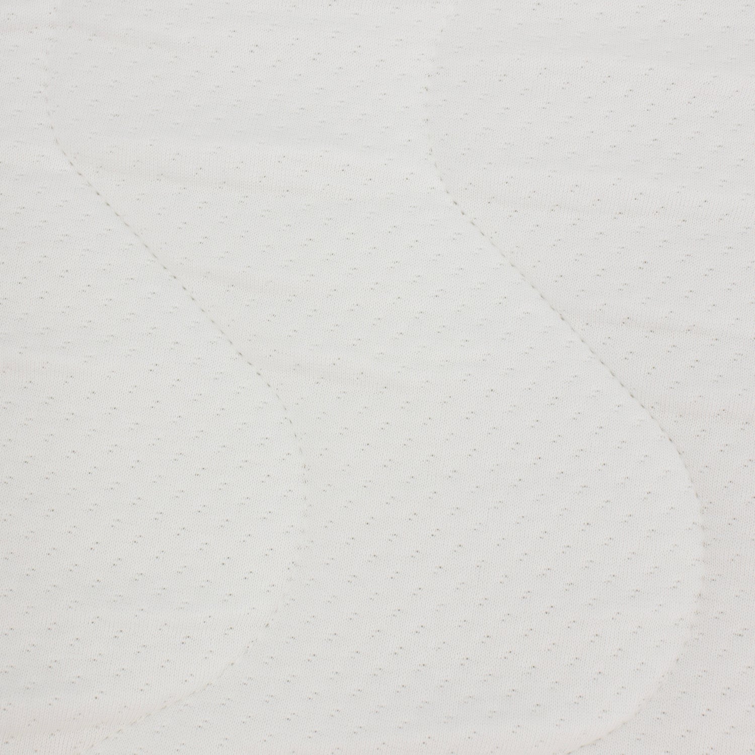 Gros plan de la housse matelas bébé maxi confort 70x140cm 10 cm